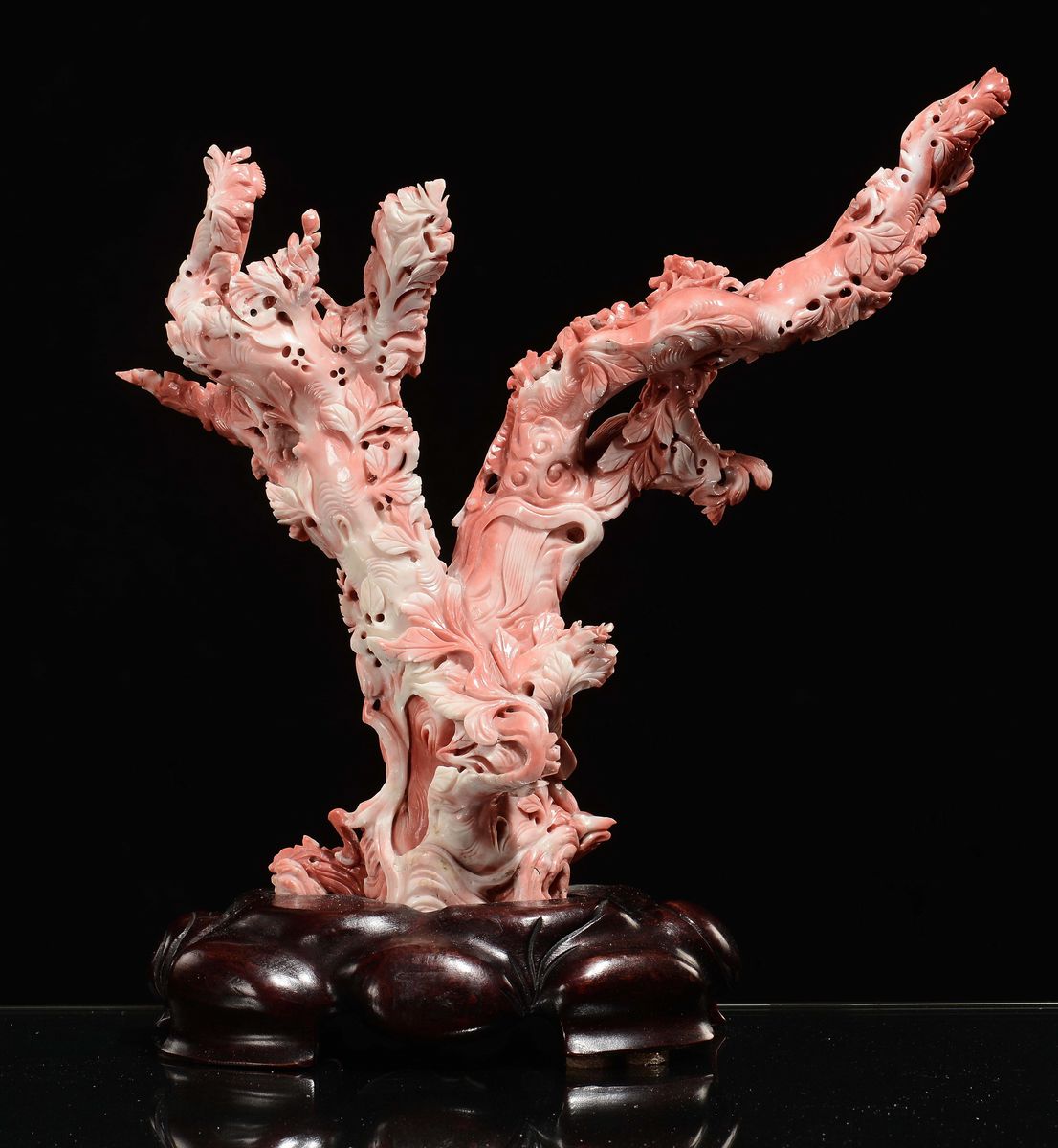 Grande Scultura in Corallo Raffigurante Guanyin con Fanciulli con Base in Legno, Cina, Dinastia Q...