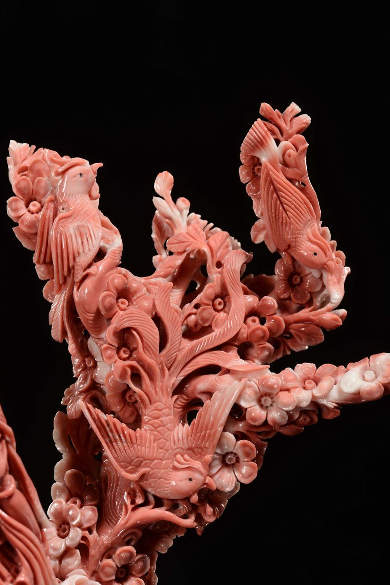 Grande Scultura in Corallo Raffigurante Guanyin con Fanciulli con Base in Legno, Cina, Dinastia Q...