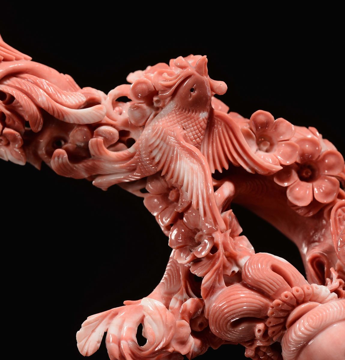 Grande Scultura in Corallo Raffigurante Guanyin con Fanciulli con Base in Legno, Cina, Dinastia Q...
