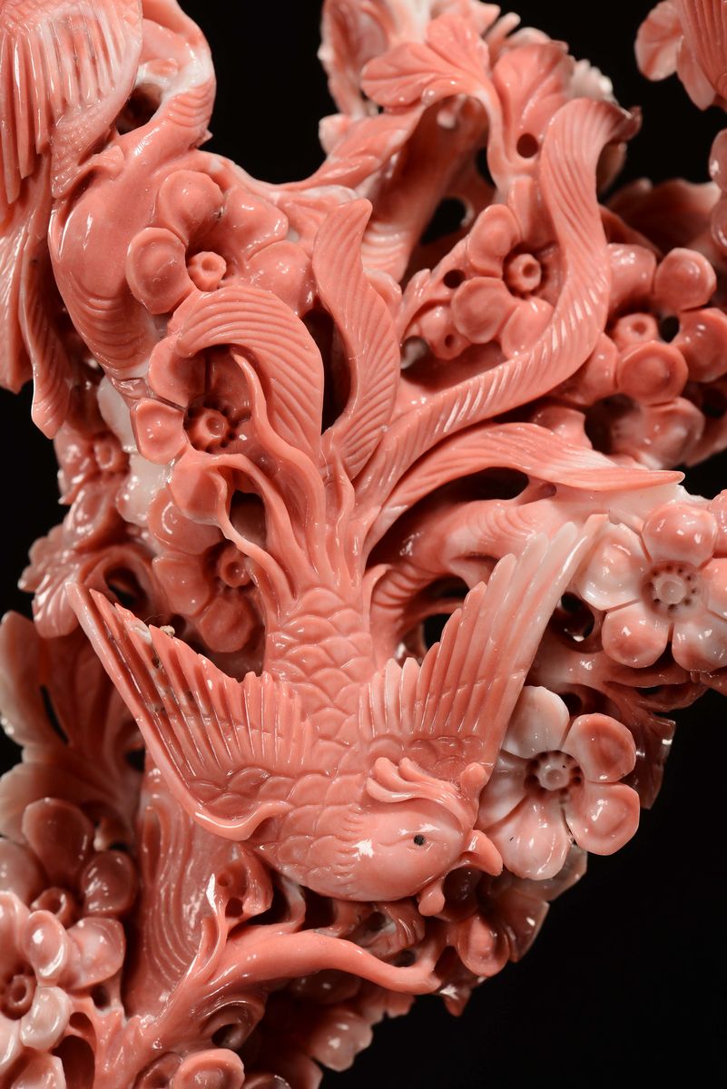 Grande Scultura in Corallo Raffigurante Guanyin con Fanciulli con Base in Legno, Cina, Dinastia Q...