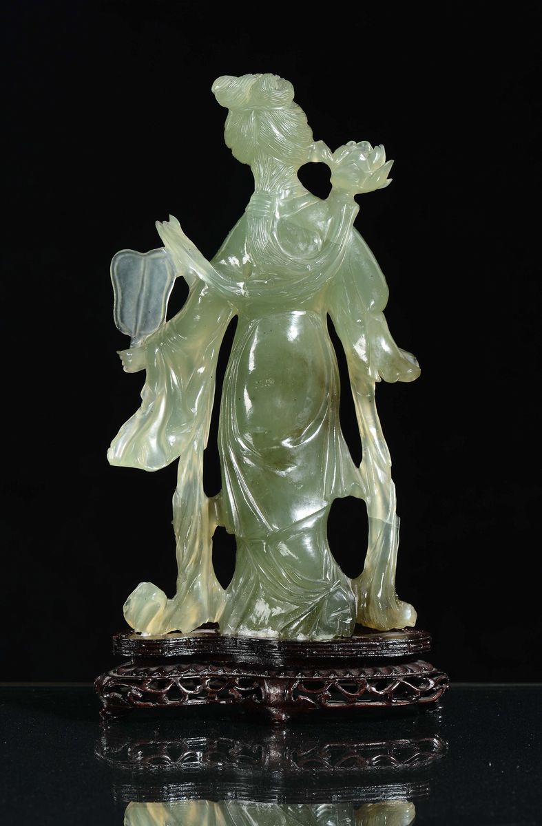 Scultura in Giada Verde Raffigurante Guanyin con Base in Legno, Cina, Repubblica, XX Secolo