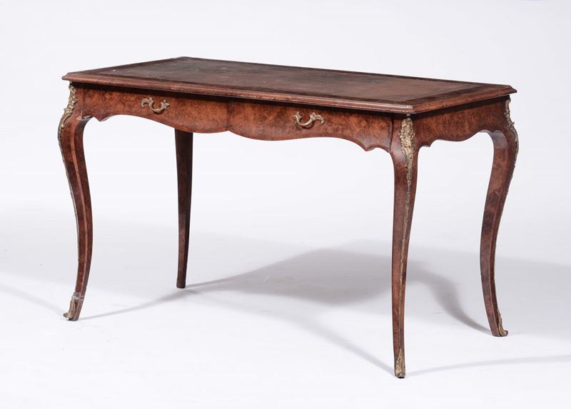 Scrivania da centro lastronata in radica di noce, XIX secolo  - Auction Fine Arts from refined private house - Cambi Casa d'Aste