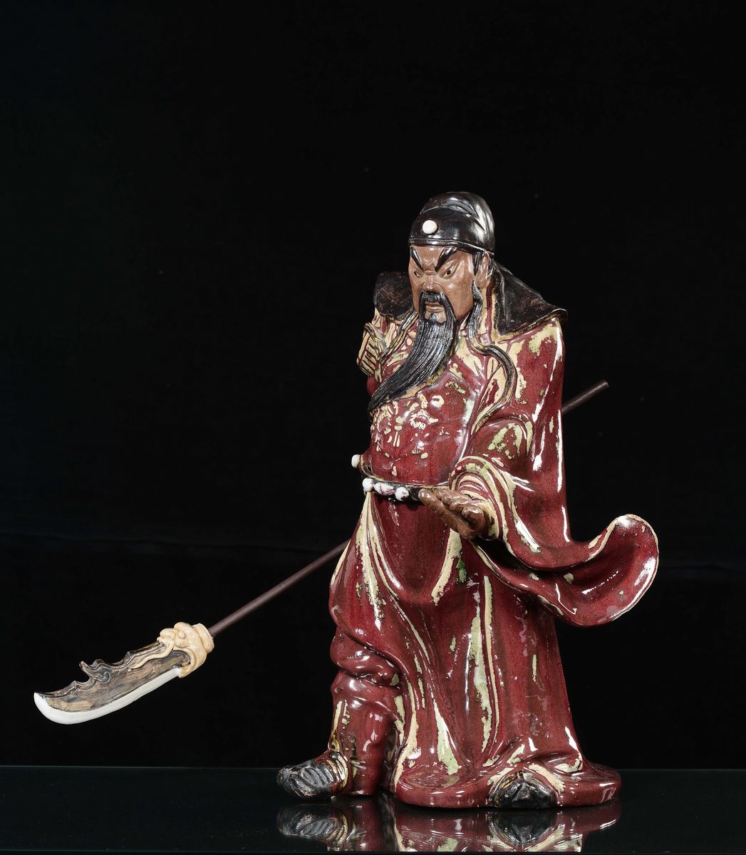 Guerriero con Spada in Terracotta Smaltata in Monocromia Rosso Ferro Flambè, Cina, Dinastia Qing,...