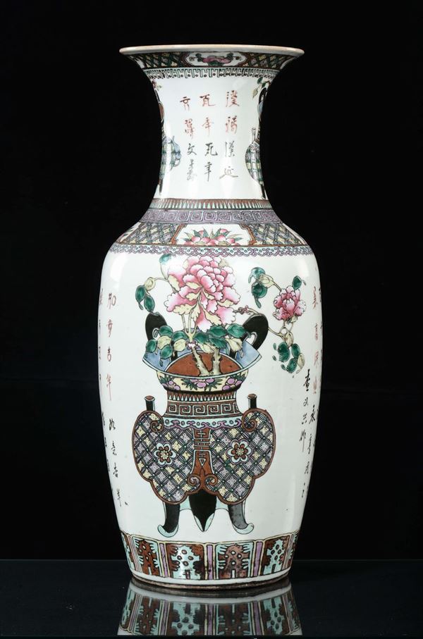 Vaso in porcellana con raffigurazione di natura morta e iscrizioni, Cina, Repubblica, XX secolo
