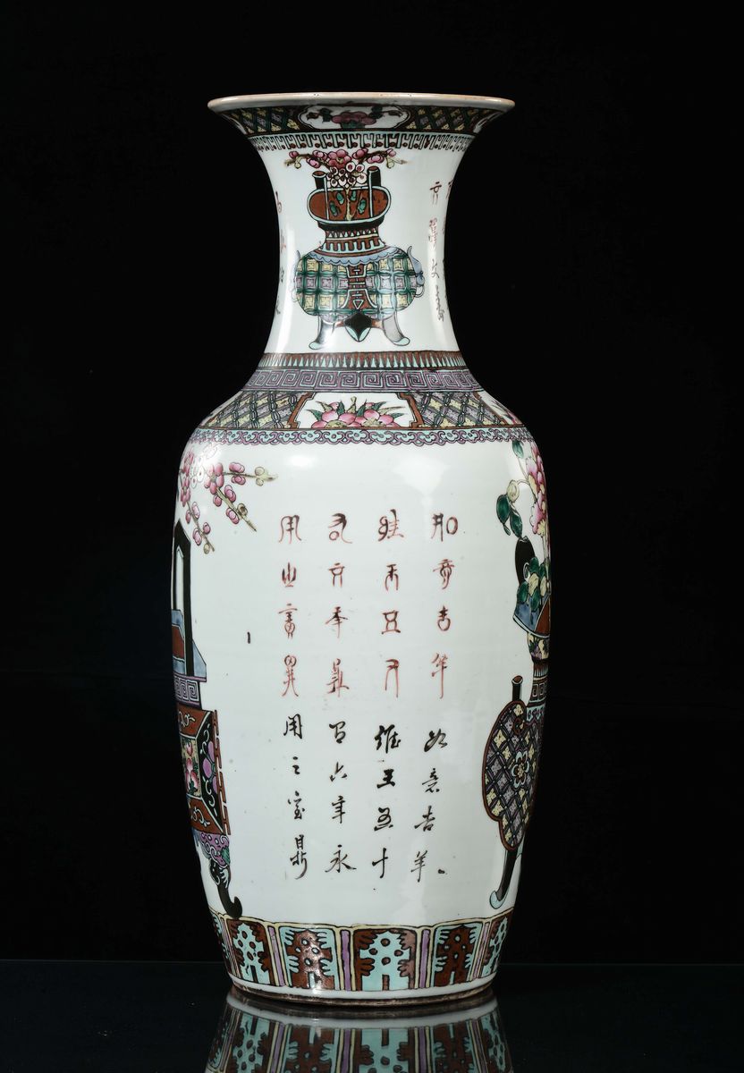 Vaso in Porcellana con Raffigurazione di Natura Morta e Iscrizioni, Cina, Repubblica, XX Secolo
