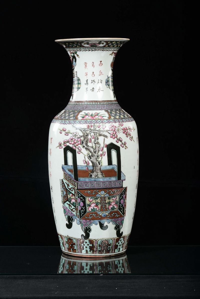 Vaso in Porcellana con Raffigurazione di Natura Morta e Iscrizioni, Cina, Repubblica, XX Secolo