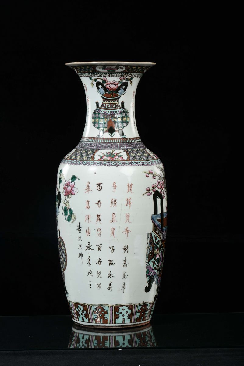 Vaso in Porcellana con Raffigurazione di Natura Morta e Iscrizioni, Cina, Repubblica, XX Secolo
