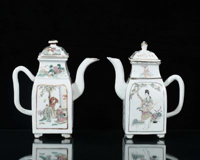 Coppia di Teiere in Porcellana Famiglia Rosa con Scritte e Raffigurazioni di Guanyin, Cina, Dinas...