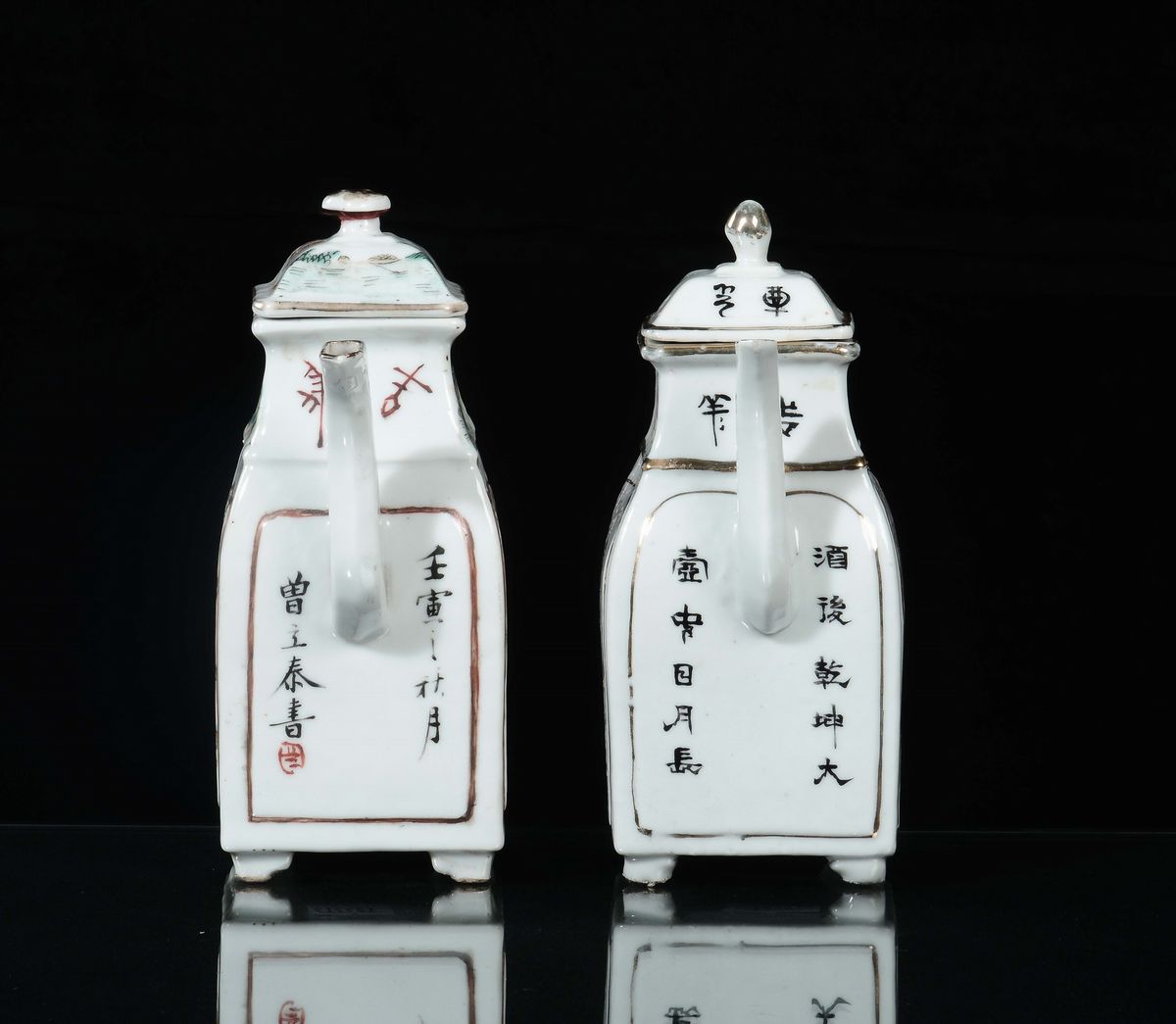 Coppia di Teiere in Porcellana Famiglia Rosa con Scritte e Raffigurazioni di Guanyin, Cina, Dinas...