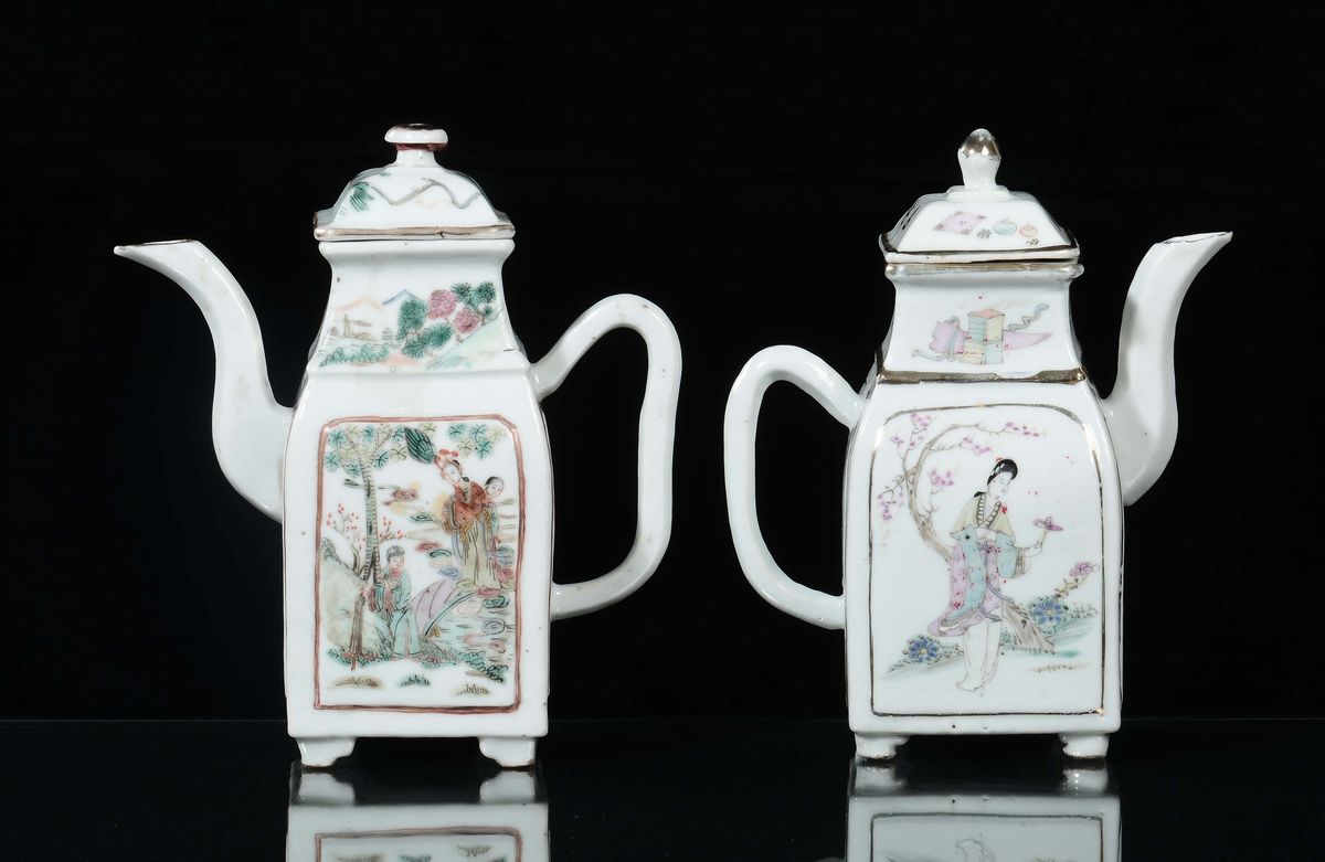 Coppia di Teiere in Porcellana Famiglia Rosa con Scritte e Raffigurazioni di Guanyin, Cina, Dinas...