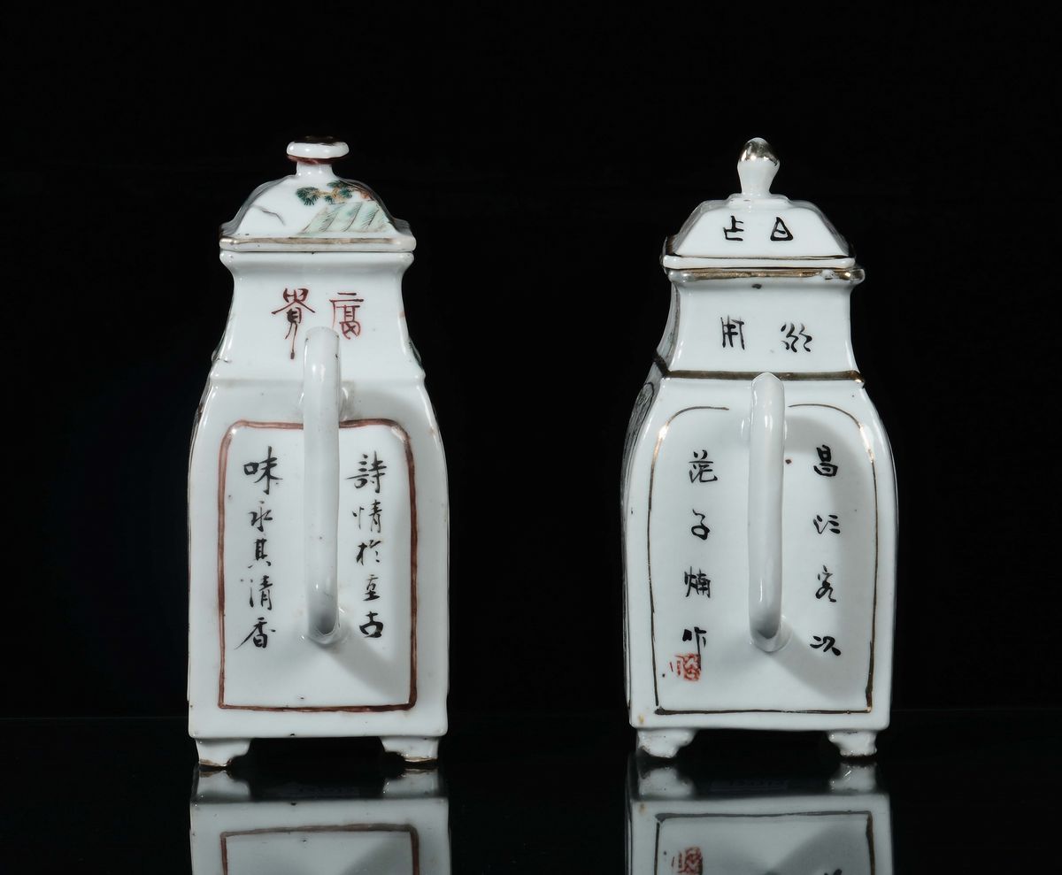 Coppia di Teiere in Porcellana Famiglia Rosa con Scritte e Raffigurazioni di Guanyin, Cina, Dinas...