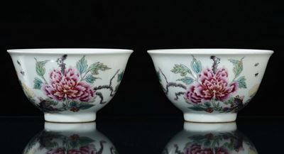 Coppia di Coppette da Libagione in Porcellana con Motivi Floreali, Cina, Repubblica, XX Secolo