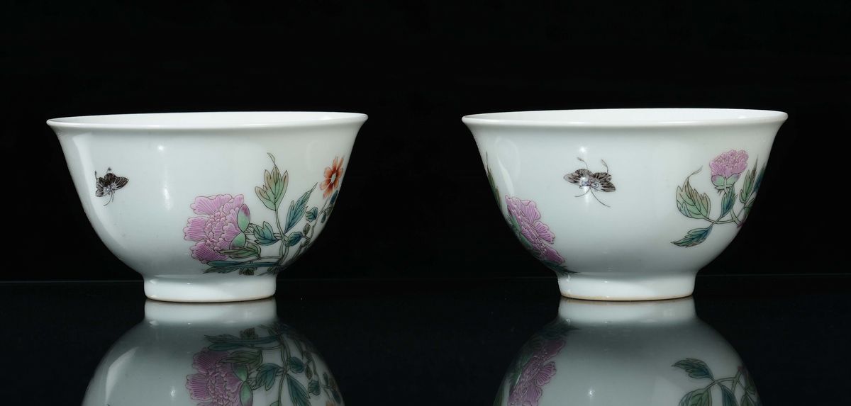 Coppia di Coppette da Libagione in Porcellana con Motivi Floreali, Cina, Repubblica, XX Secolo
