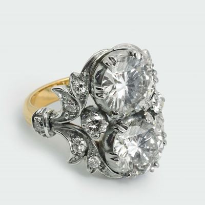Anello con Due Diamanti Taglio Rotondo a Brillante di Ct 2,34 e 2,42