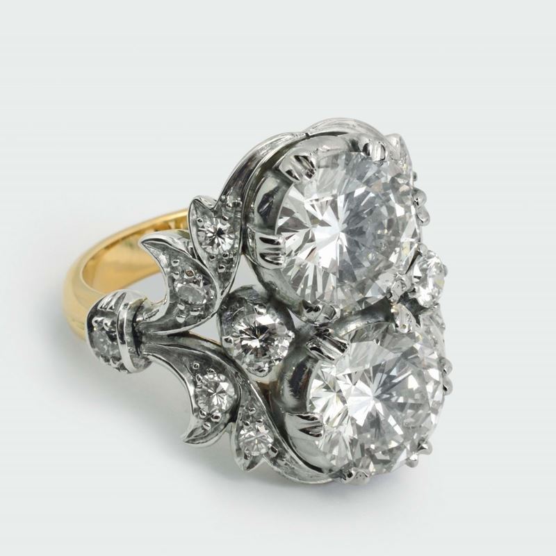 Anello con due diamanti taglio rotondo a brillante di ct 2,34 e 2,42  - Asta Fine Jewels - I - Cambi Casa d'Aste