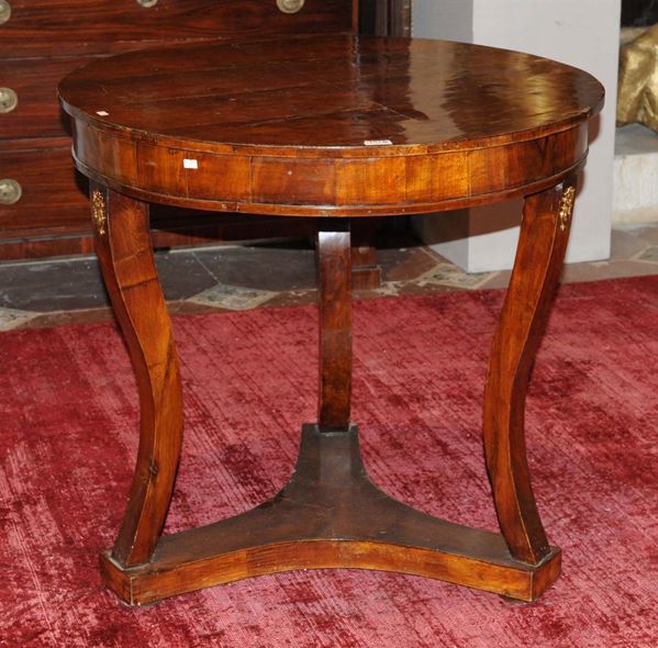 Tavolo cricolare interamente lastronato, XIX secolo