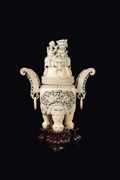 Scultura in Avorio Lavorato con Coperchio e Raffigurazioni di Cani di Pho e Personaggi, Cina, Ini...