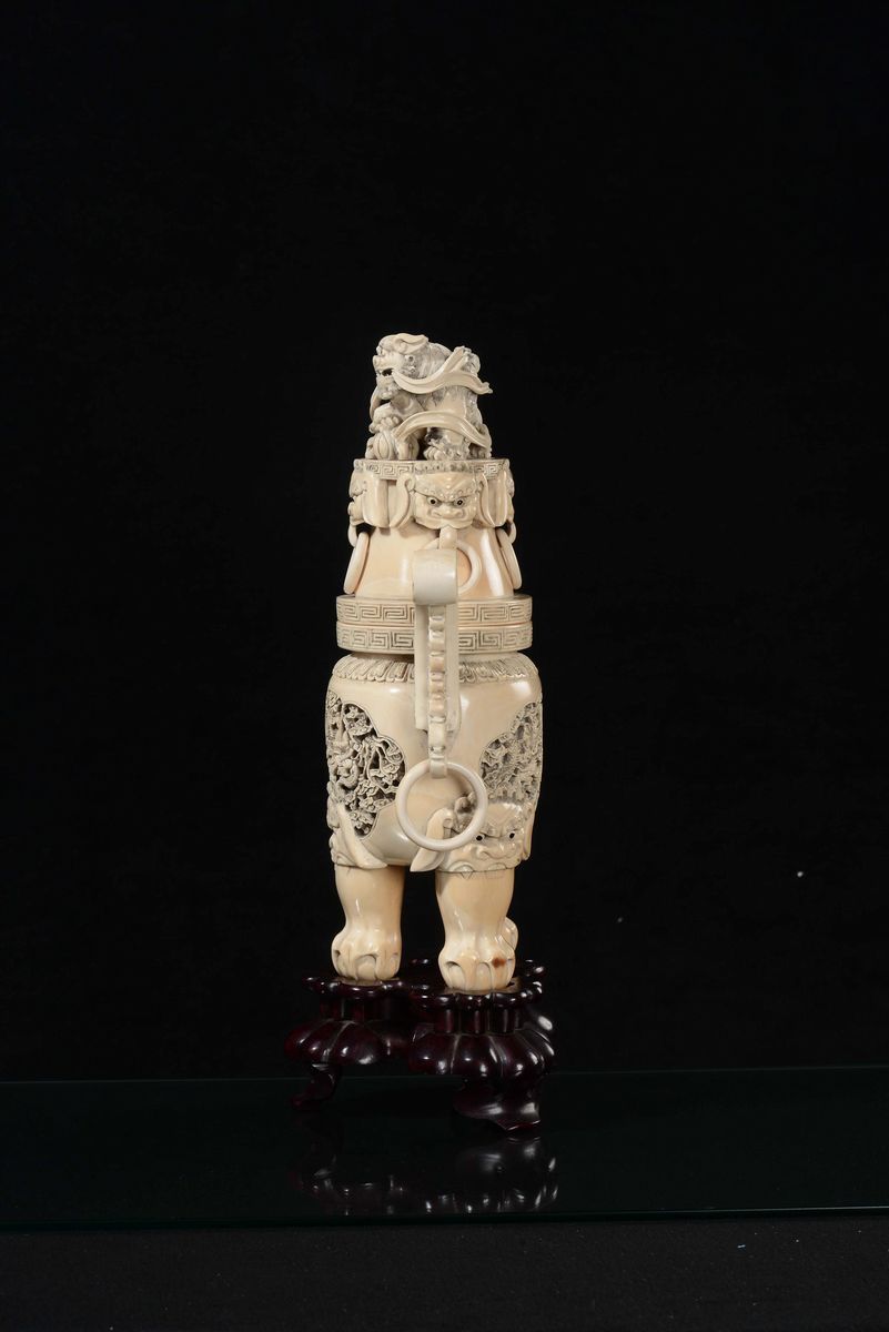 Scultura in Avorio Lavorato con Coperchio e Raffigurazioni di Cani di Pho e Personaggi, Cina, Ini...