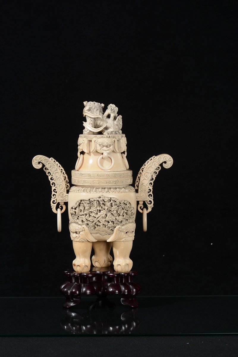 Scultura in Avorio Lavorato con Coperchio e Raffigurazioni di Cani di Pho e Personaggi, Cina, Ini...
