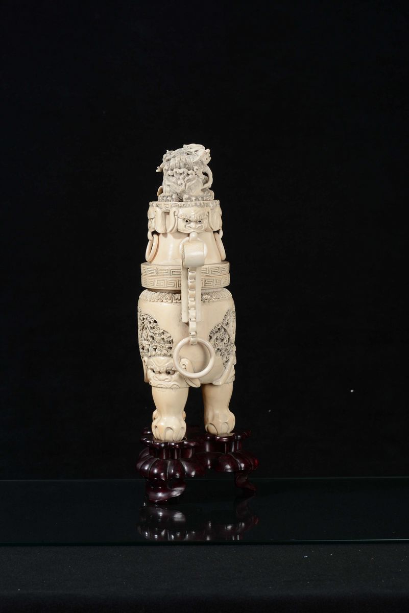Scultura in Avorio Lavorato con Coperchio e Raffigurazioni di Cani di Pho e Personaggi, Cina, Ini...