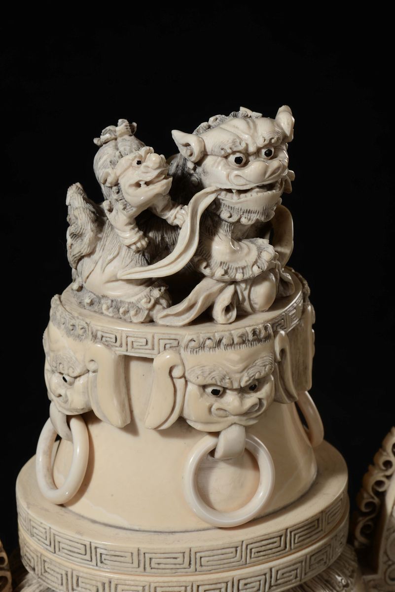 Scultura in Avorio Lavorato con Coperchio e Raffigurazioni di Cani di Pho e Personaggi, Cina, Ini...