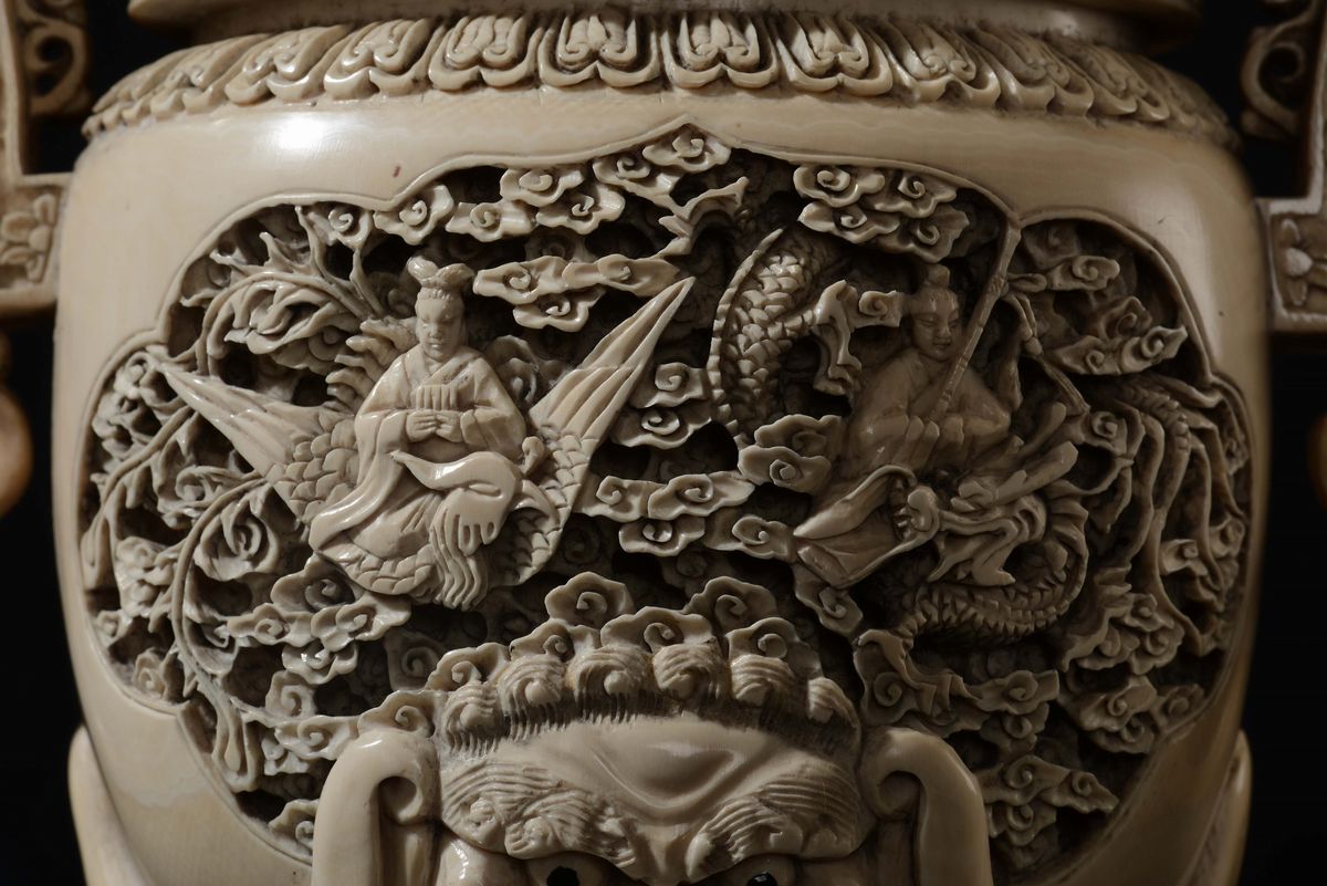 Scultura in Avorio Lavorato con Coperchio e Raffigurazioni di Cani di Pho e Personaggi, Cina, Ini...