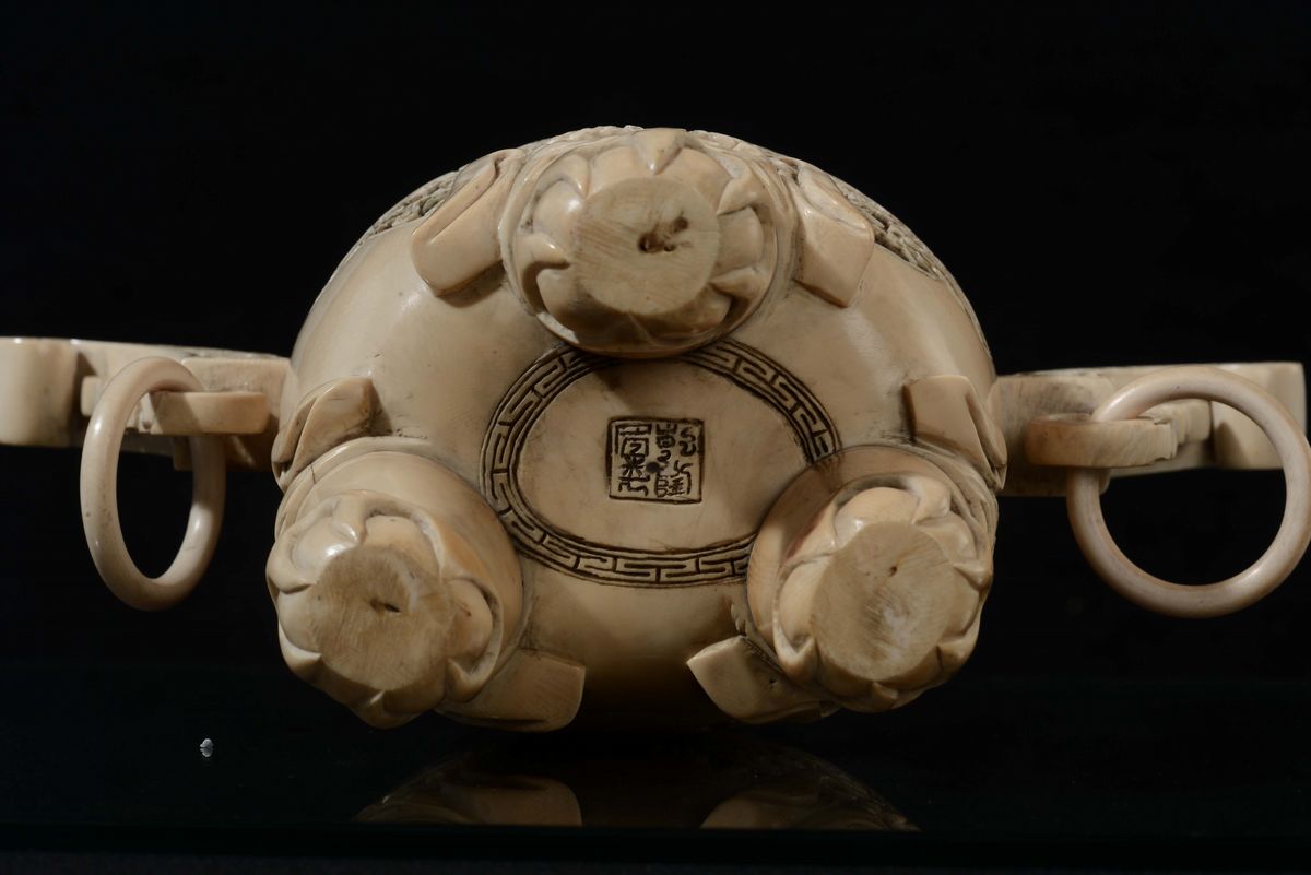 Scultura in Avorio Lavorato con Coperchio e Raffigurazioni di Cani di Pho e Personaggi, Cina, Ini...