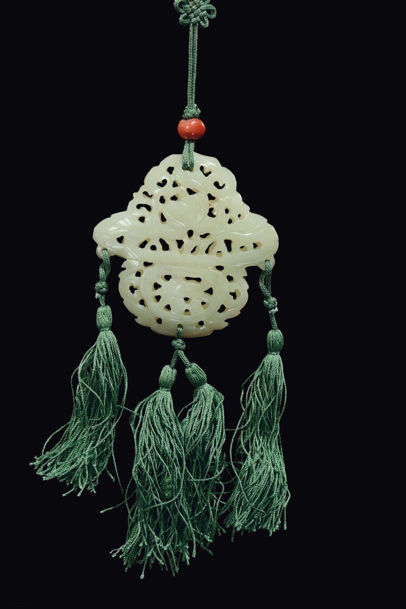 Placchetta in giada bianca Celadon traforata con perlina in corallo, Cina, Dinastia Qing, XIX secolo  - Asta Fine Chinese Works of Art - II - Cambi Casa d'Aste