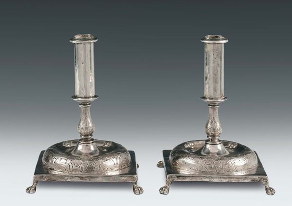 Coppia di candelieri in argento fuso, sbalzato e cesellato, bollo della Torretta senza data, argentiere del XVII-XVIII secolo