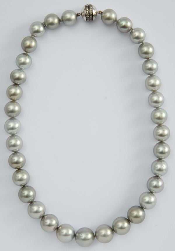 A Tahiti single strand pearls with gold and diamond clasp