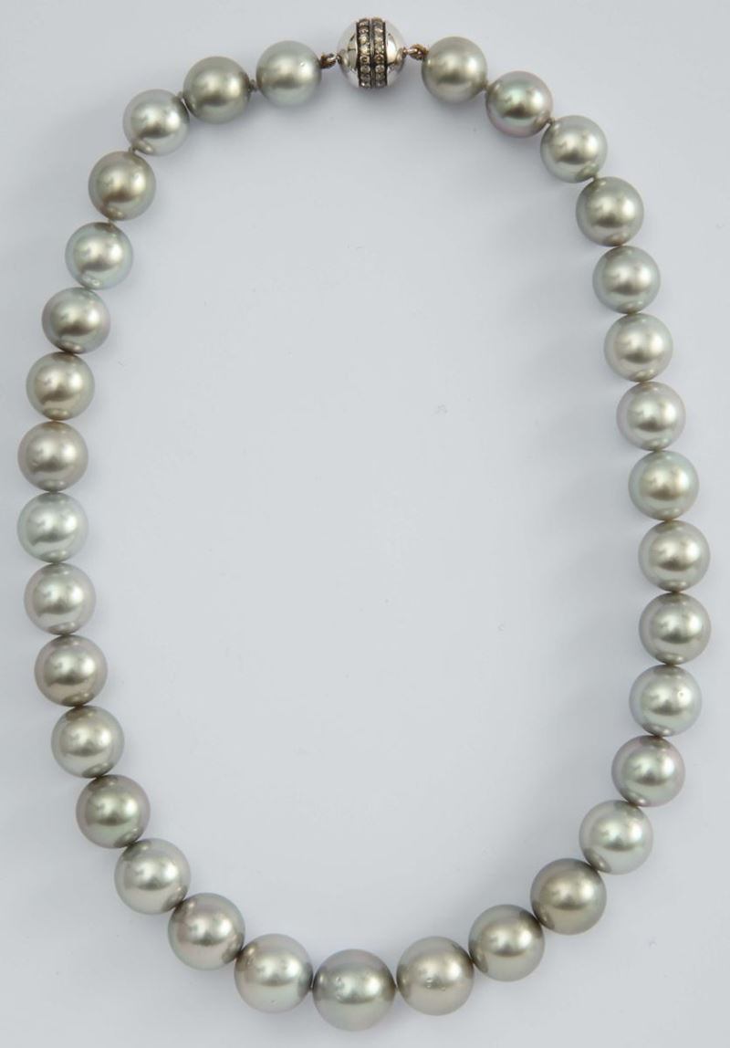 A Tahiti single strand pearls with gold and diamond clasp  - Auction Fine Jewels - I - Cambi Casa d'Aste