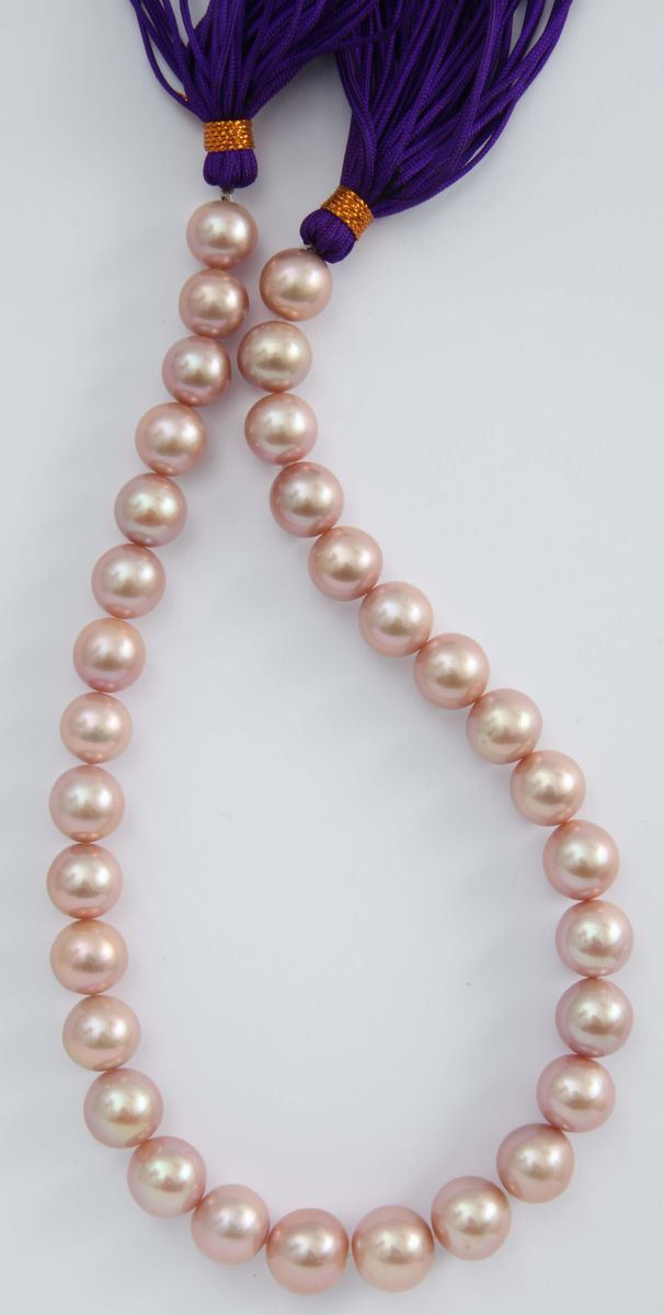 A non-nucleated freshwater single strand pearls  - Auction Fine Jewels - I - Cambi Casa d'Aste