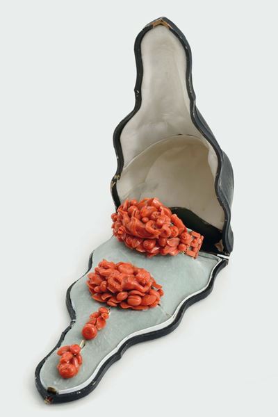Importante Parure in Corallo Mediterraneo Composta da Bracciale, Spilla ed Orecchini. XIX Secolo