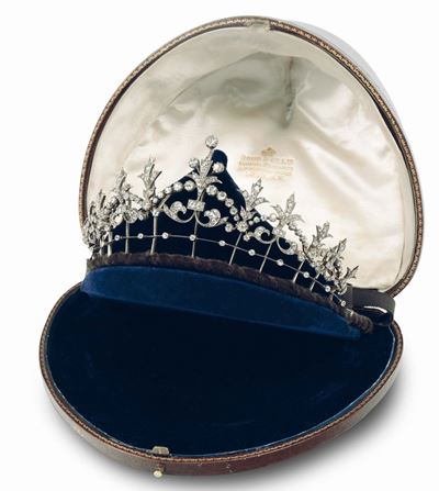 Tiara, Montata in Diamanti, Oro ed Argento con Motivi a Giglio Degradanti