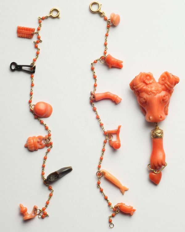 Lotto in corallo composta da spilla toro e due braccialetti con charms
