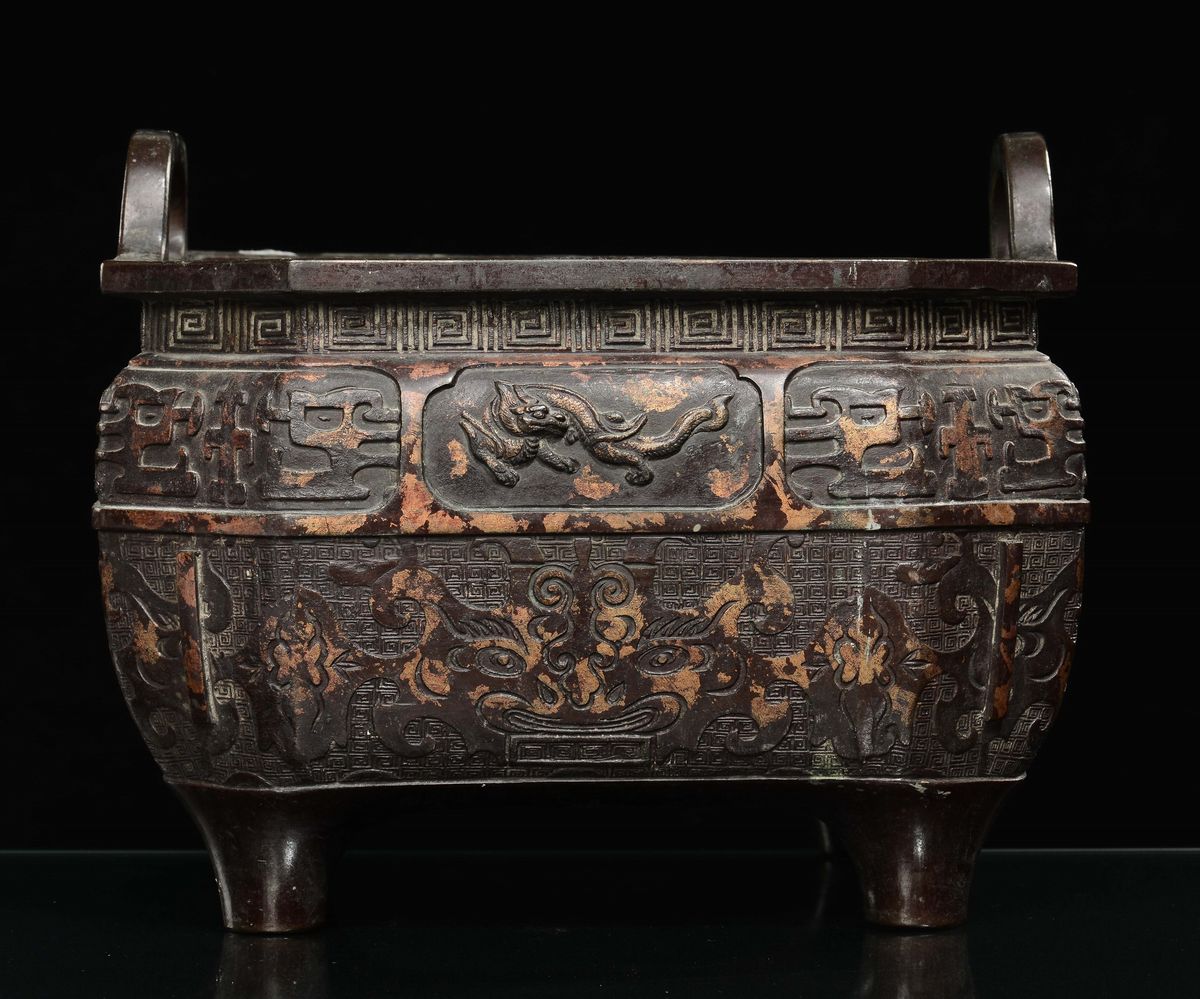 Incensiere in Bronzo Squadrato con Pennellate D'oro, Marchio Apocrifo Xuande, Cina, Dinastia Qing...