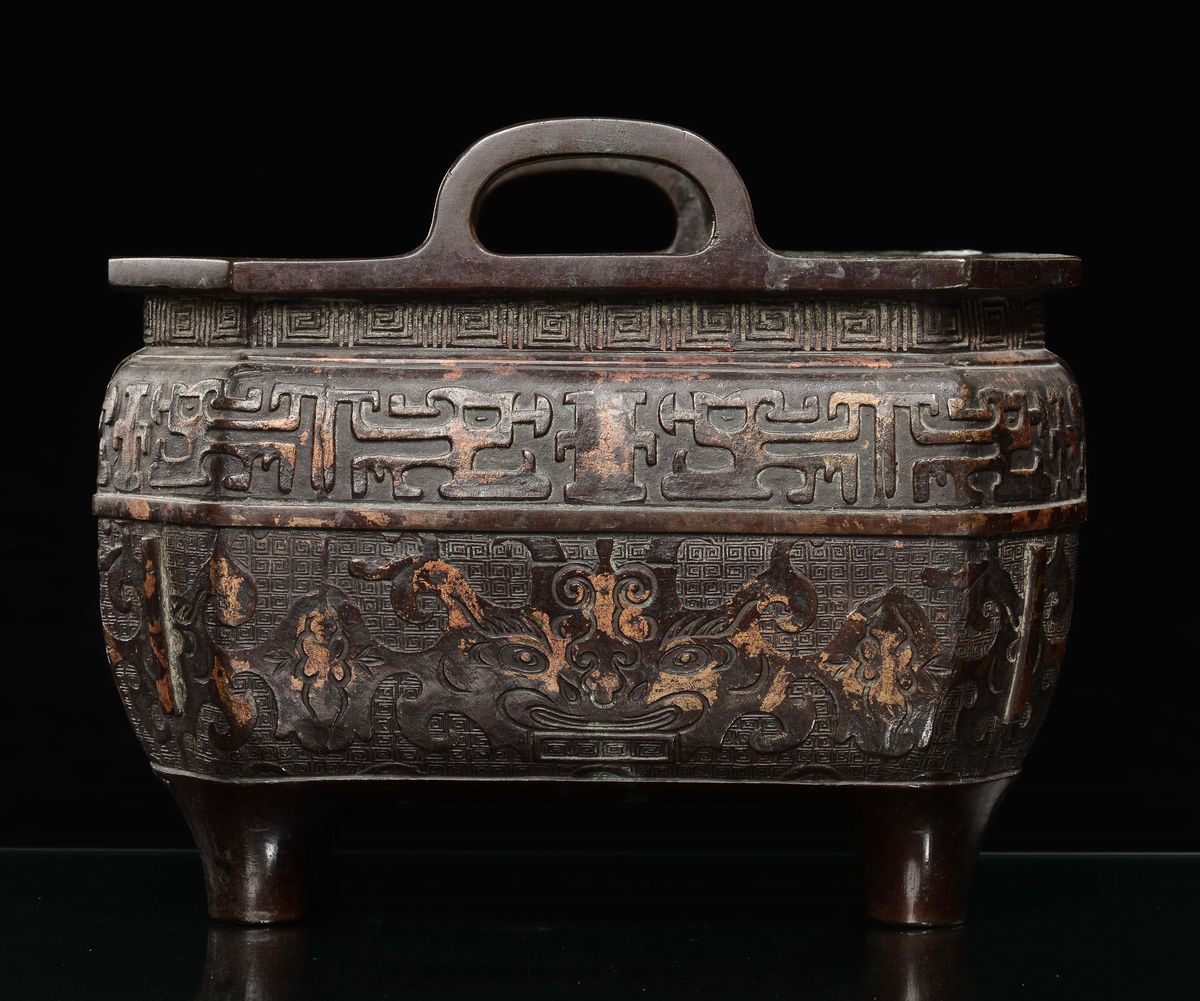 Incensiere in Bronzo Squadrato con Pennellate D'oro, Marchio Apocrifo Xuande, Cina, Dinastia Qing...