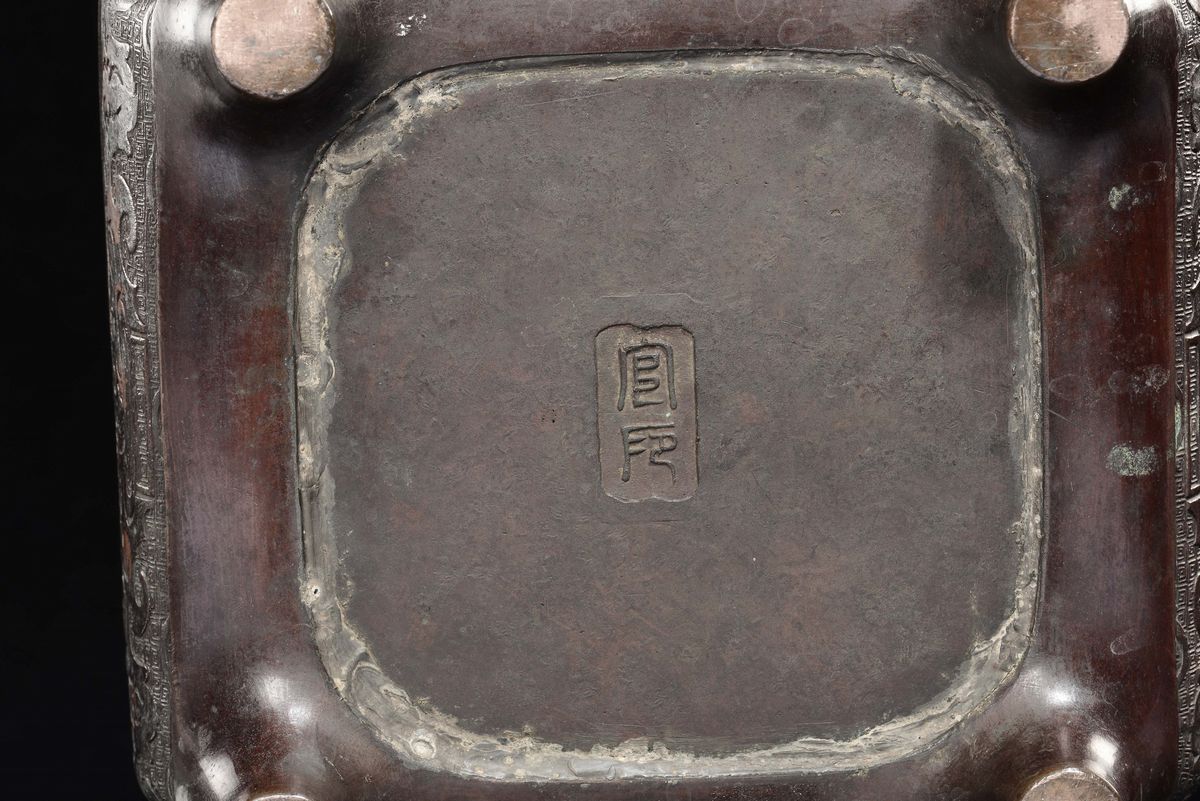 Incensiere in Bronzo Squadrato con Pennellate D'oro, Marchio Apocrifo Xuande, Cina, Dinastia Qing...