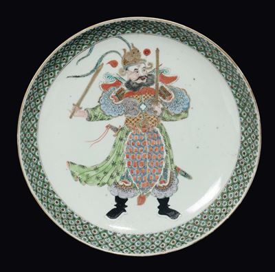 Piatto in Porcellana Famiglia Verde con Raffigurazione di Guerriero, Cina, Dinastia Qing, XIX Sec...