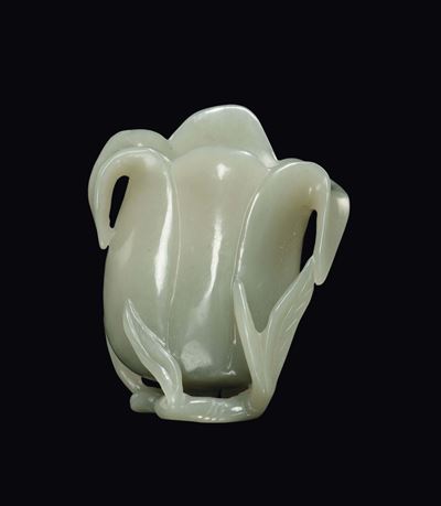 Coppa in Giada Celadon a Forma di Bocciolo, Cina, Dinastia Qing, Epoca Qinalong (1736-1796)