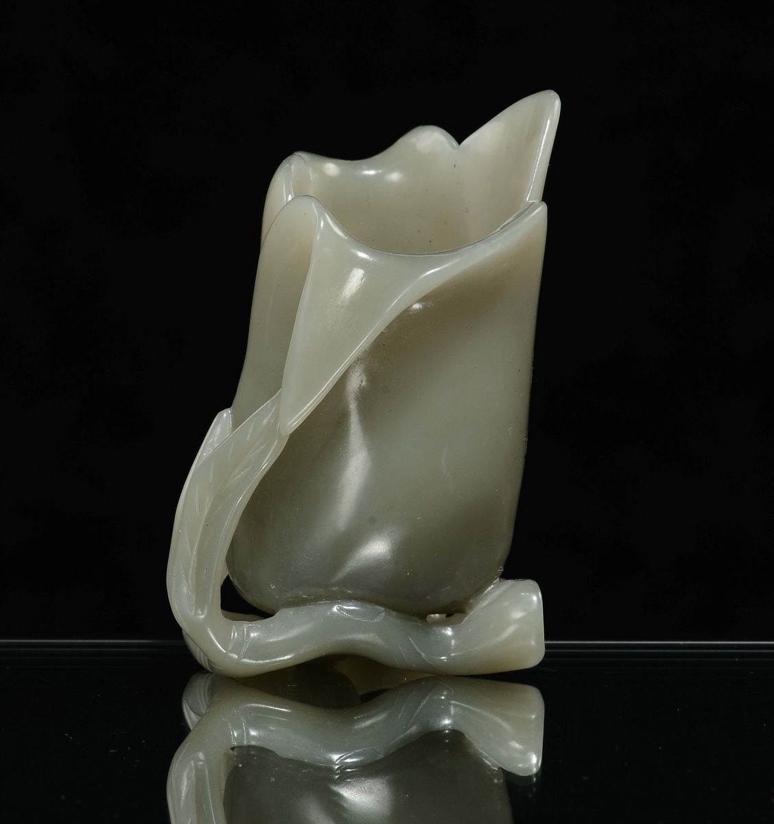 Coppa in Giada Celadon a Forma di Bocciolo, Cina, Dinastia Qing, Epoca Qinalong (1736-1796)