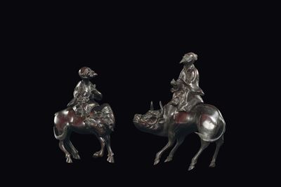 Coppia di Sculture in Bronzo Raffiguranti Bufali con Cavalieri, Cina, Dinastia Qing, Epoca Qianlo...