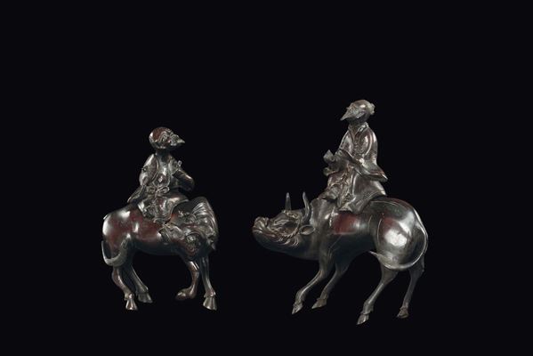 Coppia di sculture in bronzo raffiguranti bufali con cavalieri, Cina, Dinastia Qing, epoca Qianlong (1736-1796)
