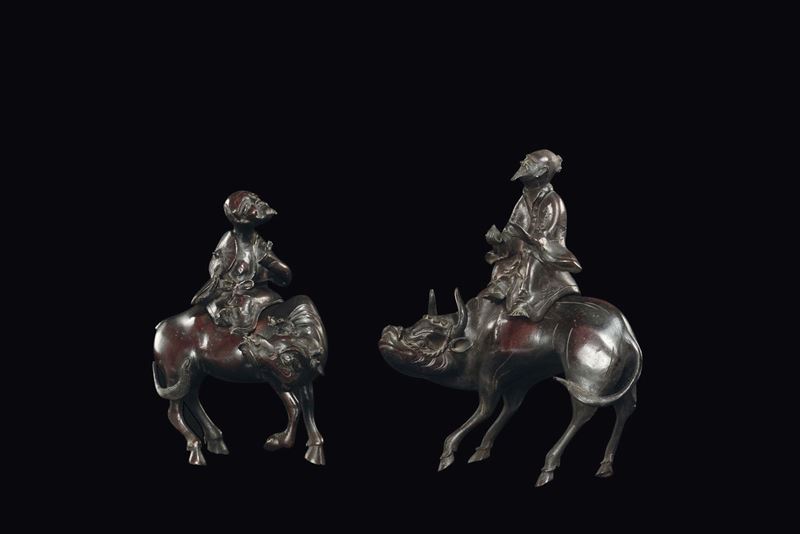 Coppia di sculture in bronzo raffiguranti bufali con cavalieri, Cina, Dinastia Qing, epoca Qianlong (1736-1796)  - Asta Fine Chinese Works of Art - II - Cambi Casa d'Aste