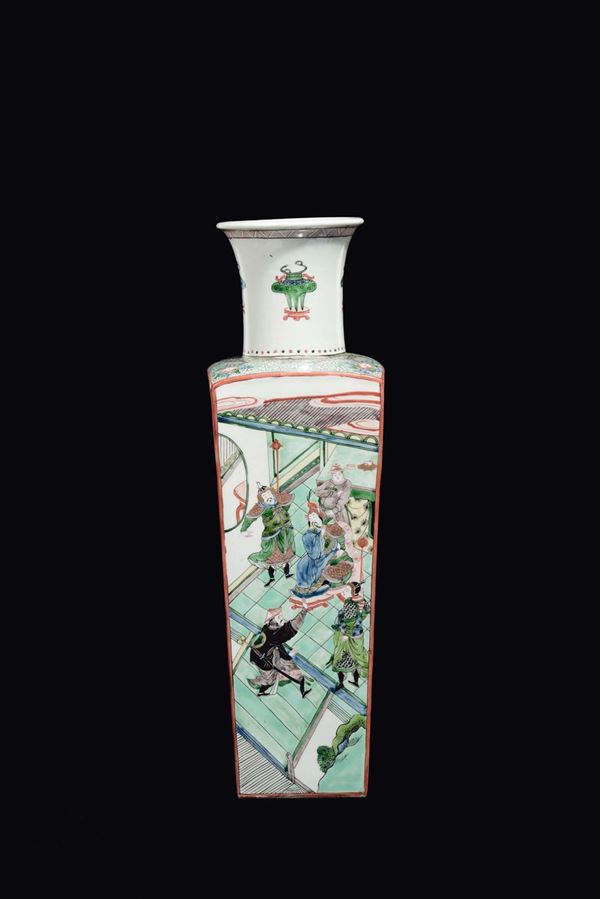 Vaso in porcellana policroma a base quadrata con scene di vita di corte, Cina, XX secolo