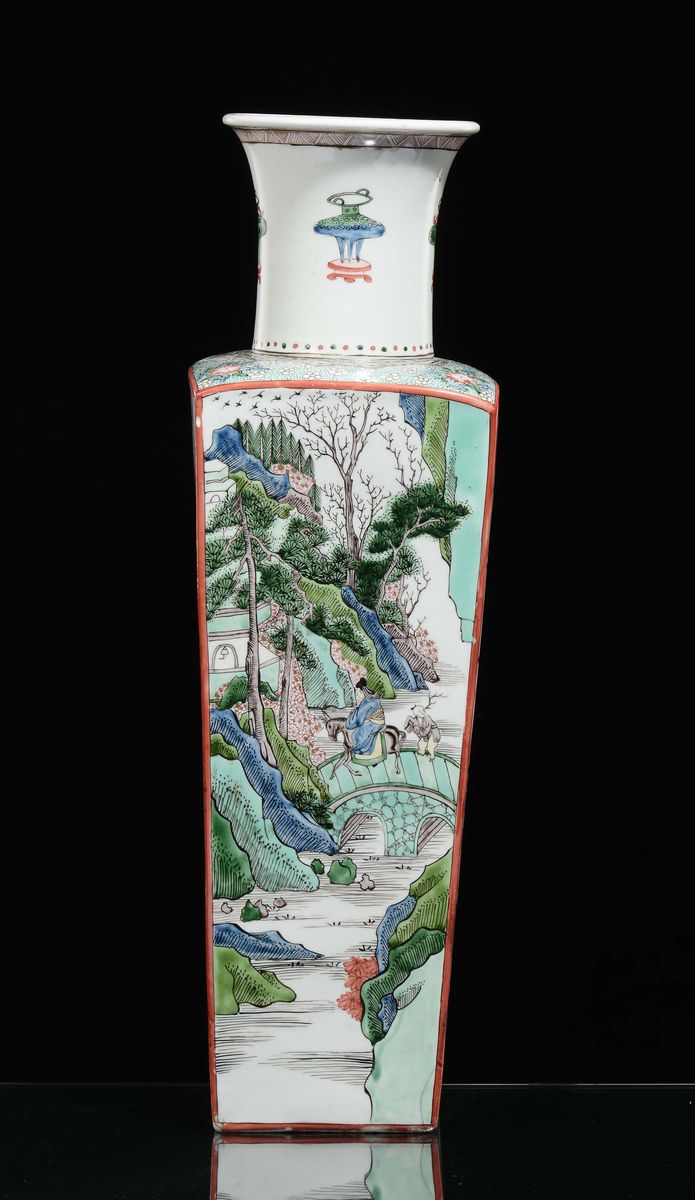 Vaso in Porcellana Policroma a Base Quadrata con Scene di Vita di Corte, Cina, XX Secolo