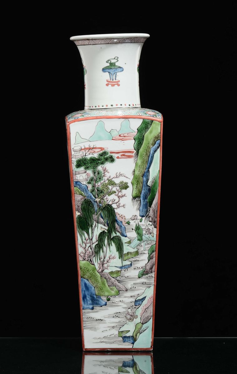 Vaso in Porcellana Policroma a Base Quadrata con Scene di Vita di Corte, Cina, XX Secolo