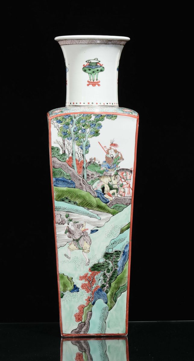 Vaso in Porcellana Policroma a Base Quadrata con Scene di Vita di Corte, Cina, XX Secolo