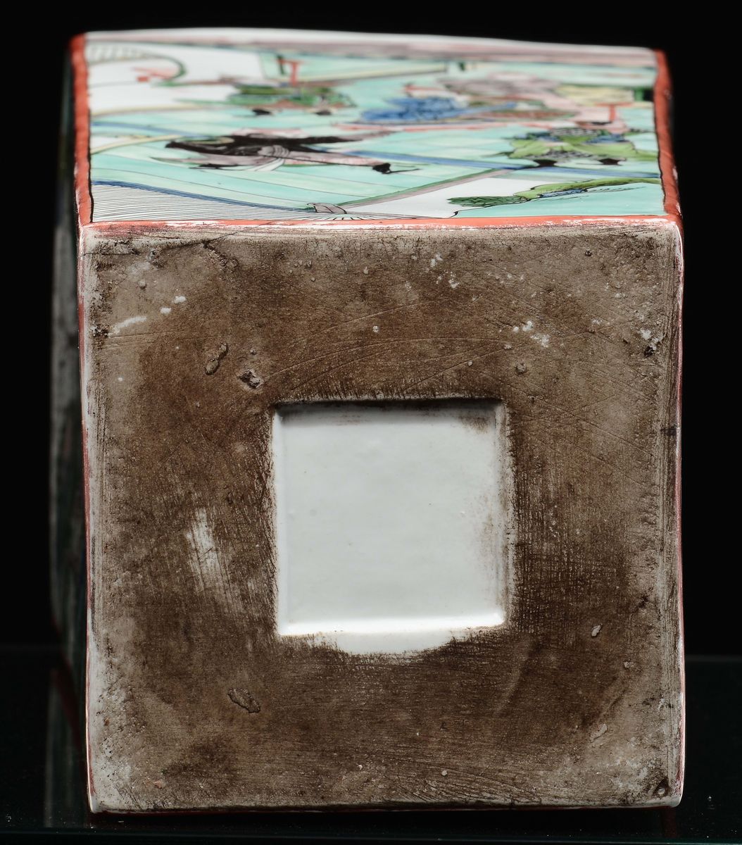 Vaso in Porcellana Policroma a Base Quadrata con Scene di Vita di Corte, Cina, XX Secolo