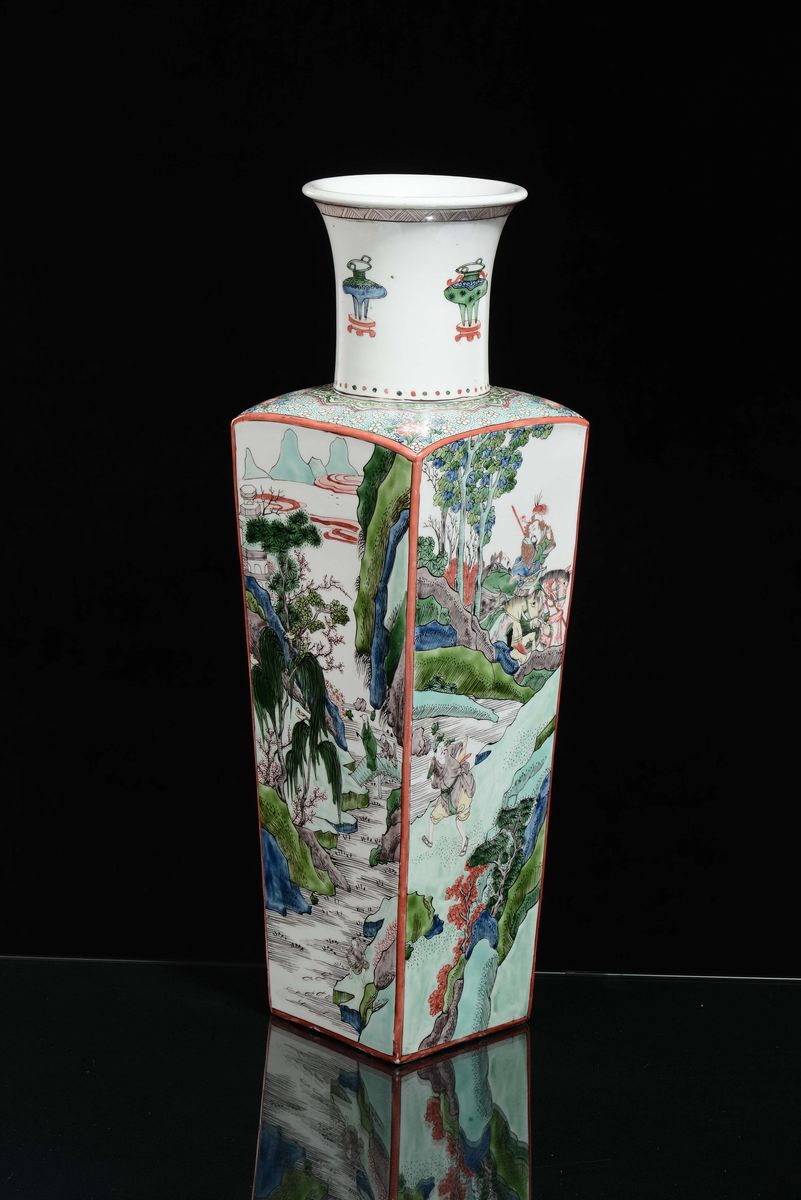 Vaso in Porcellana Policroma a Base Quadrata con Scene di Vita di Corte, Cina, XX Secolo